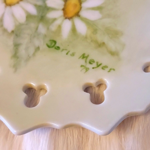 Vintage Garden Daisy Porcelain Plate signed Doris Meyer 79 - Picture 3 of 4